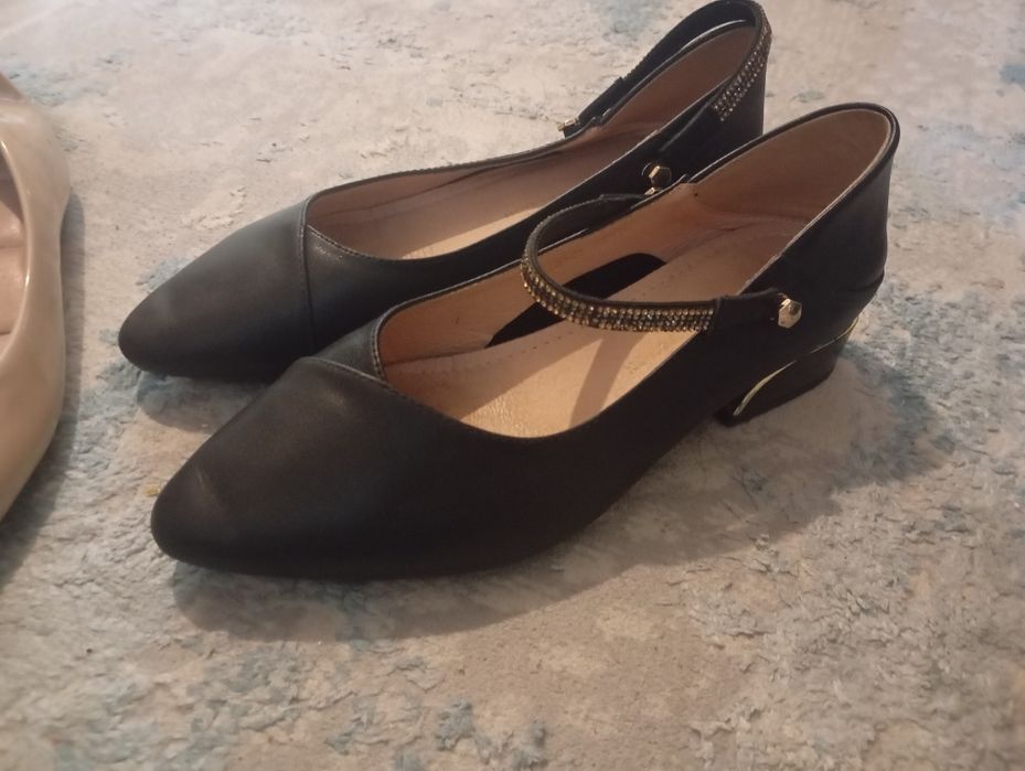 Продам женскую обувъ