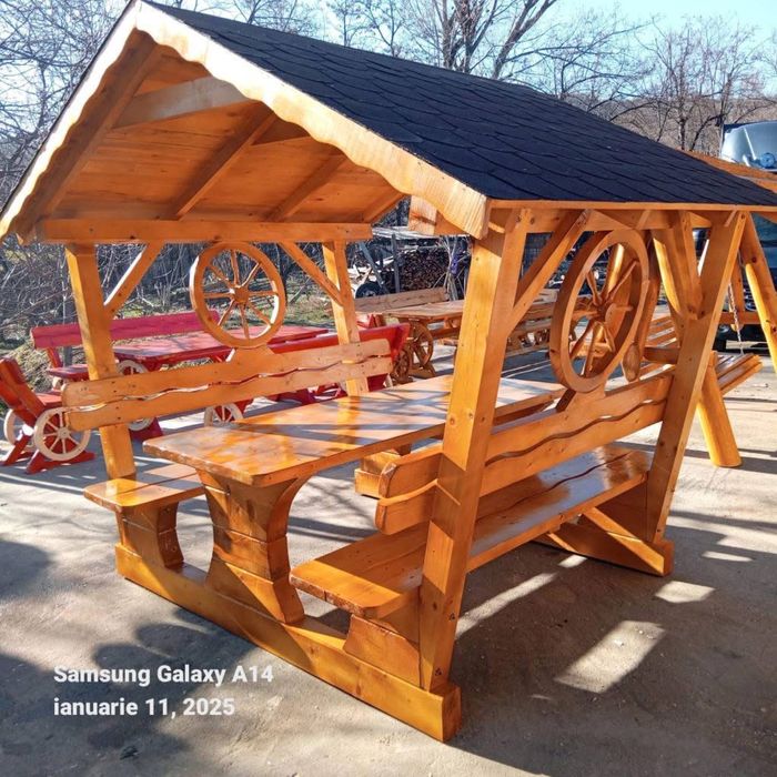 Foisor din lemn masiv cu roata