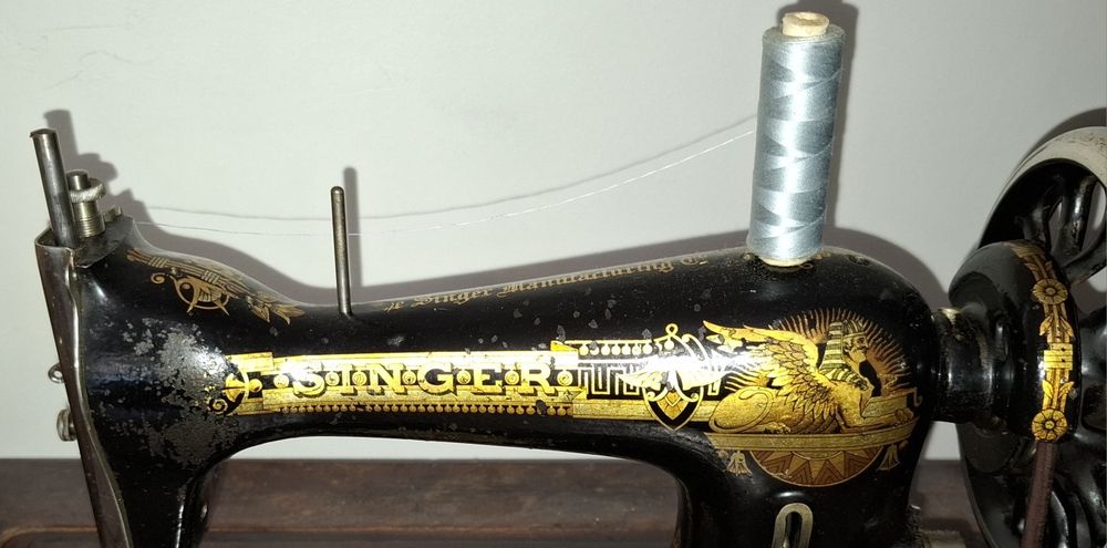 Singer Model 28 (1904 г.) – Работеща ретро шевна машина с оригинален шкаф и чугунена стойка