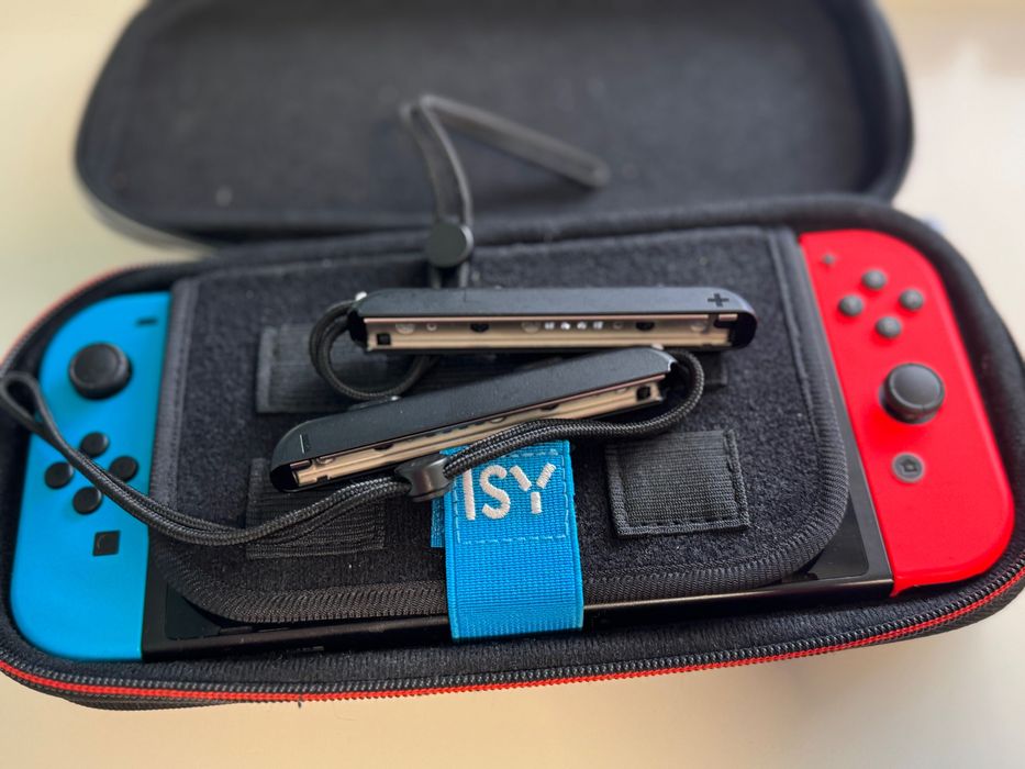 Nintendo Switch + Joy-Con (червен/син) + калъф – отлично състояние