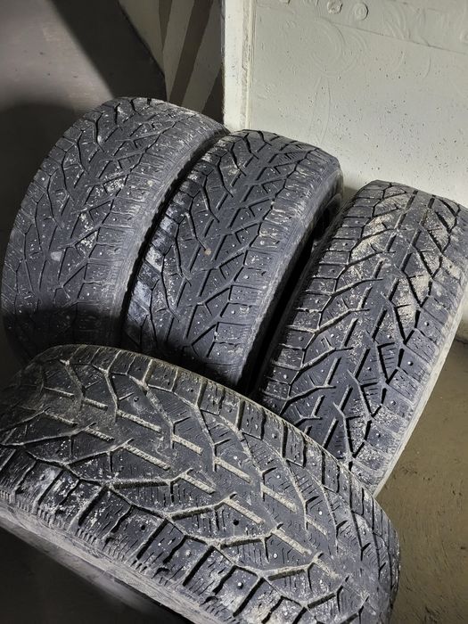 Продам шины зимние 225 60 R17