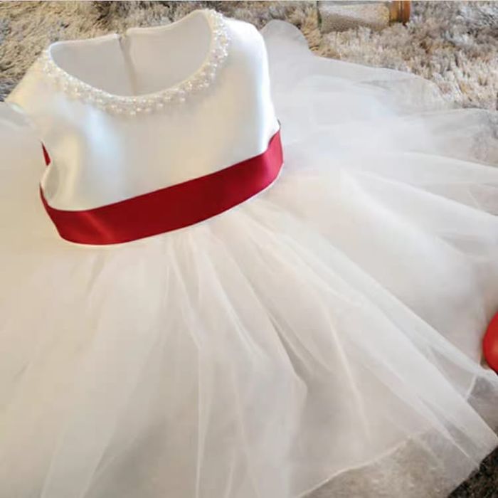 Белое красивое платье на девочку