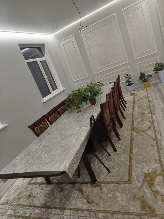 Овальный стол со стульями