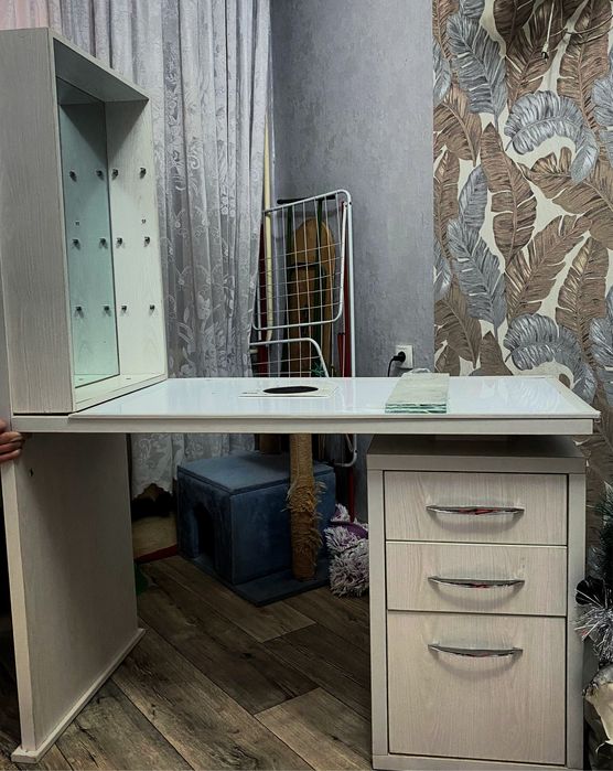 Маникюрный профессиональный стол