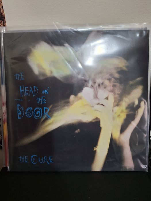 Грамофонни плочи на групите "The Cure" и "Depeche Mode"