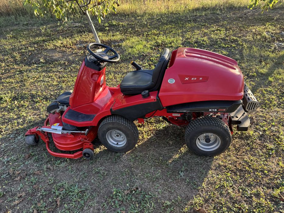 Tractoras  profesional de tuns iarba/gazon Countax X16 4WD 4x4 – Honda V-Twin 16 CP – masă frontală 112 cm