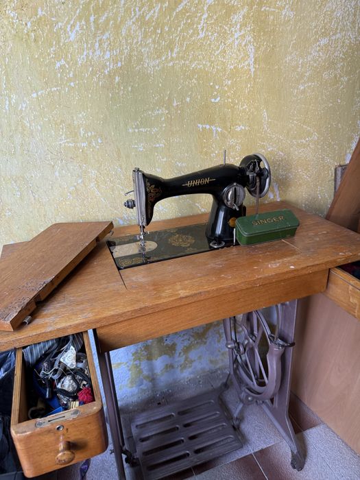 Стара шевна машина с дървена масичка на колелца