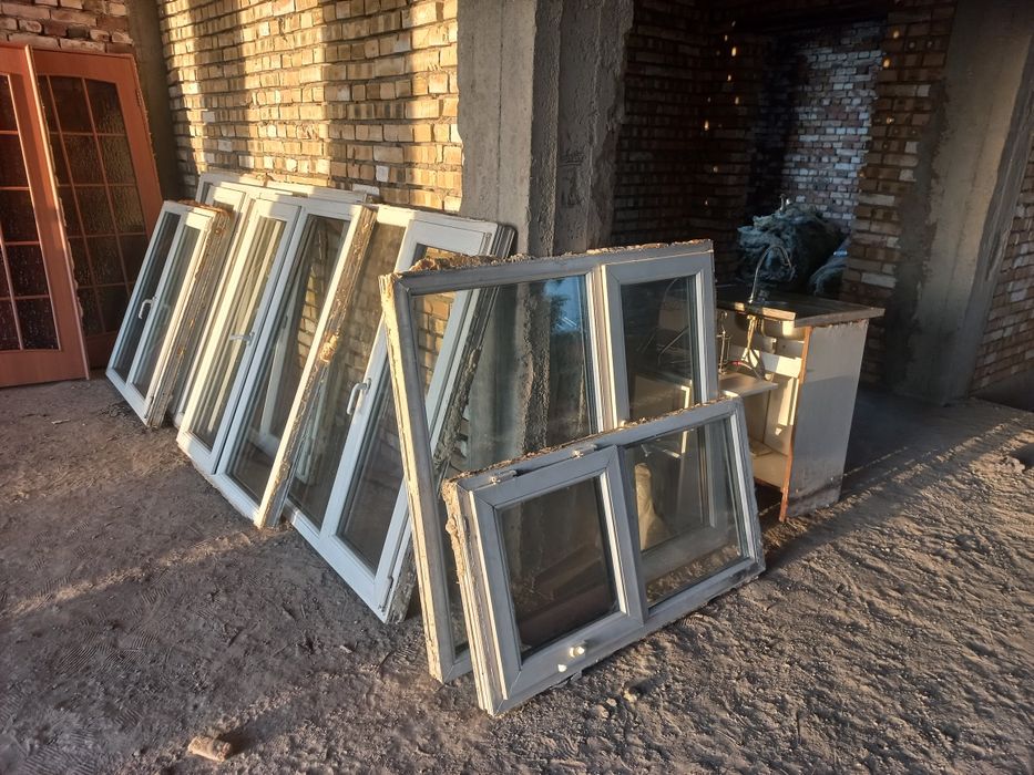 Продам окна двери печку