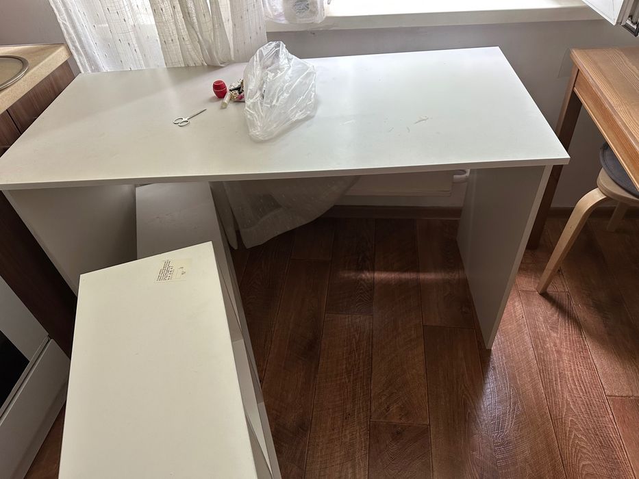 Стол с полками белого цвета