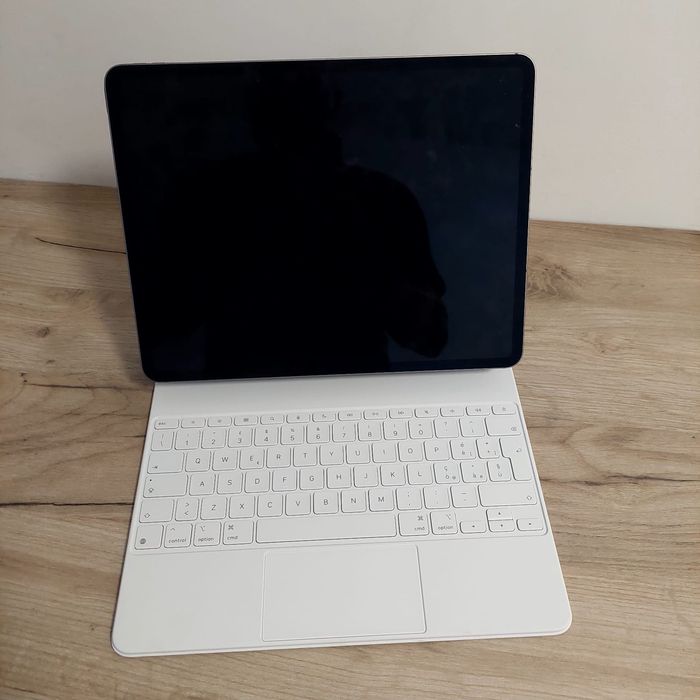 vand tabletâ iphed cu tot cu tastaturâ 2000 lei