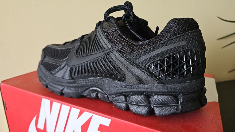 Nike vomero 5 ..