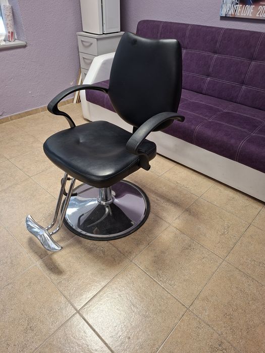 Продавам професионален фризьорски стол