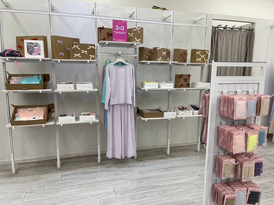 Торговое оборудование. Вешалки, настенное оборудование