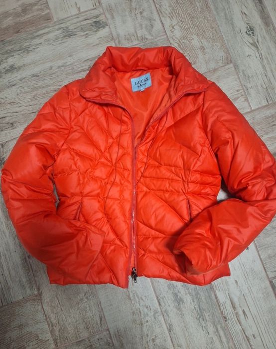 Geacă damă Guess roșie, tip puffer, stare foarte bună, mărimea S