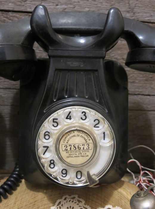 Бакелитен телефон за стена