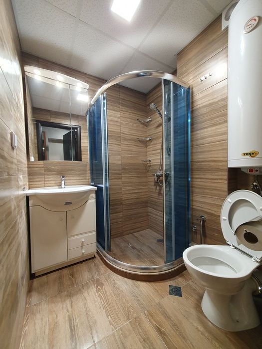 Под наем двустаен в началото на Аспарухово 40 кв. обзаведен влизаш и живееш ТВ. Интернет на пет минути от центъра с автобус място за паркиране