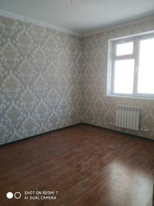 Янгиарик туман марказида 3-хонали квартира сотилади.