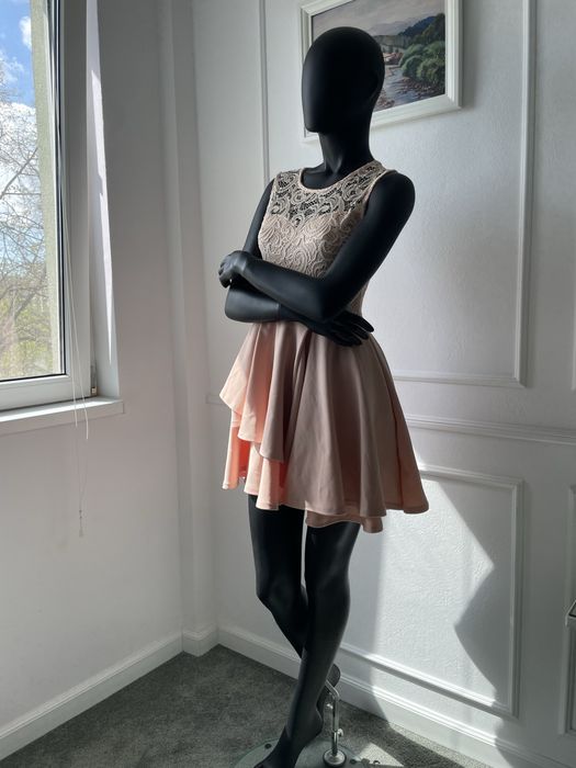 Rochie Boohoo roz prăfuit cu dantelă și fustă în straturi, mărimea 38