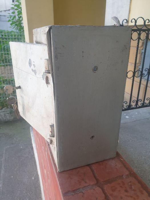 Метална каса за стена