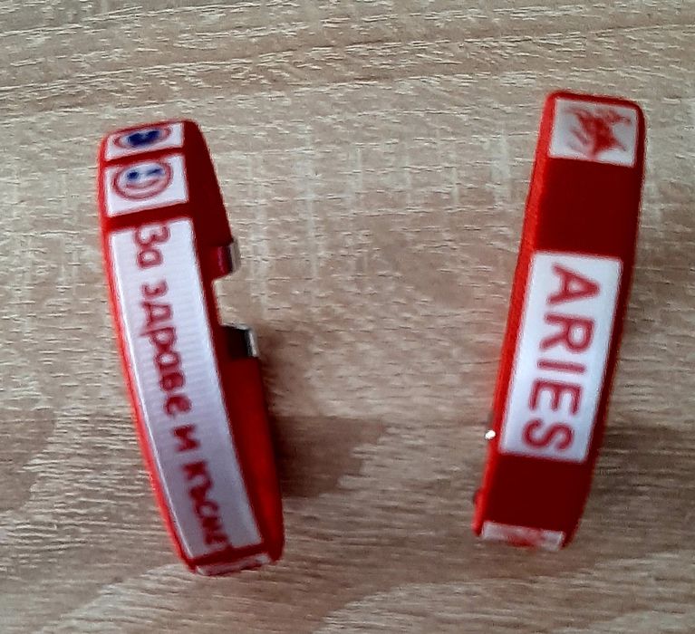 Мек пуловер и нова плътна тениска с якичка  и две гривни  със зодия и