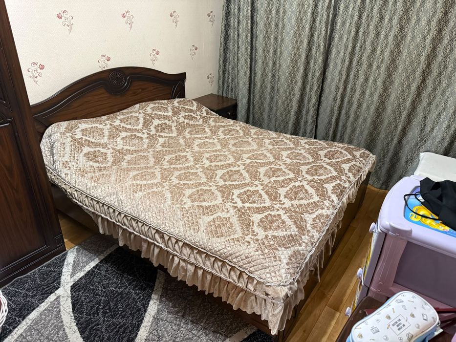 Продам кровать с тумбочками
