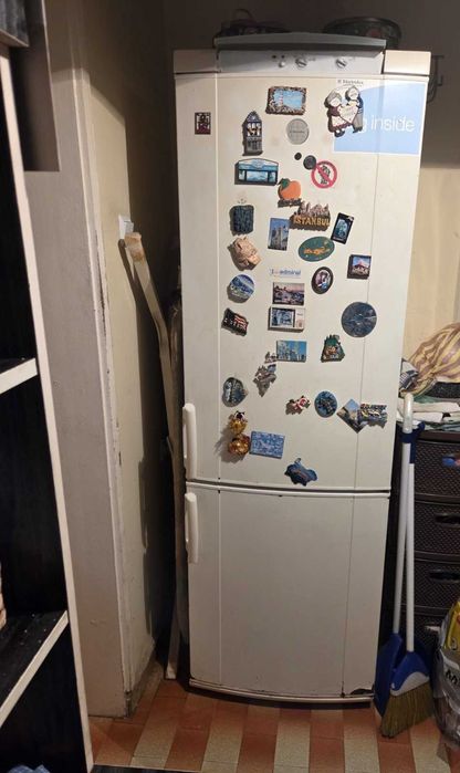 Подарявам работещ хладилник.