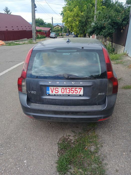 Vand Volvo v50 an 2009, sunt proprietarul ei de 5 ani . Mai are un rand de numere rosii .Pret 1500 negociabil ,pentru  detalii la nr 0770460472