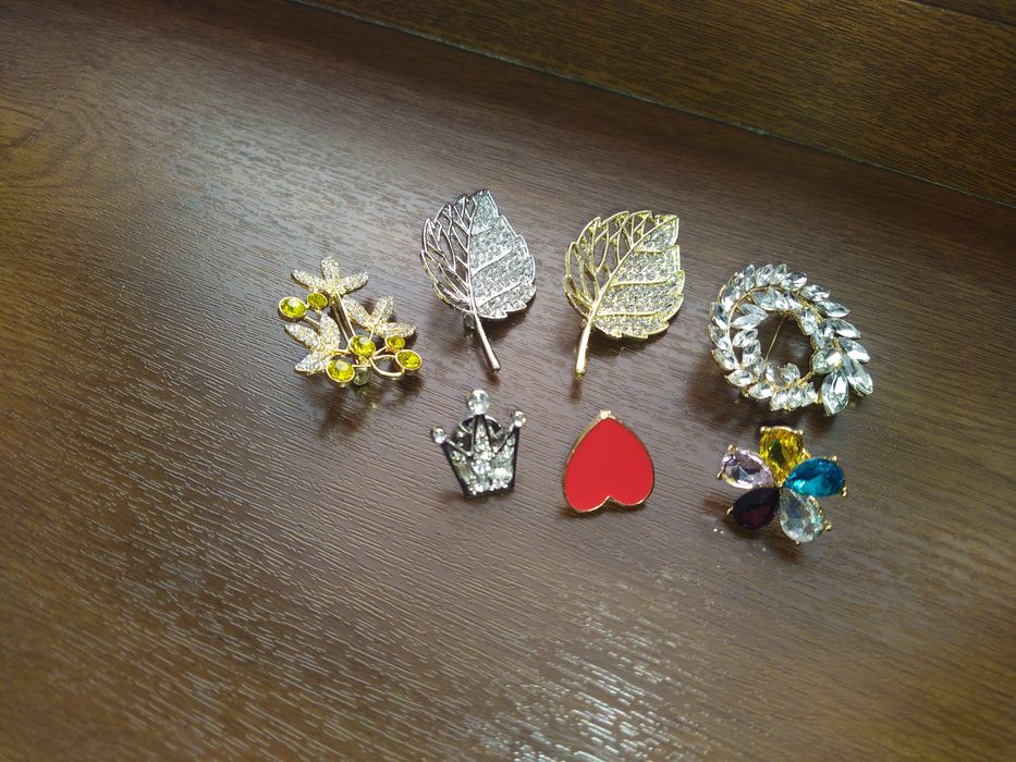 Броши с камешками украшения