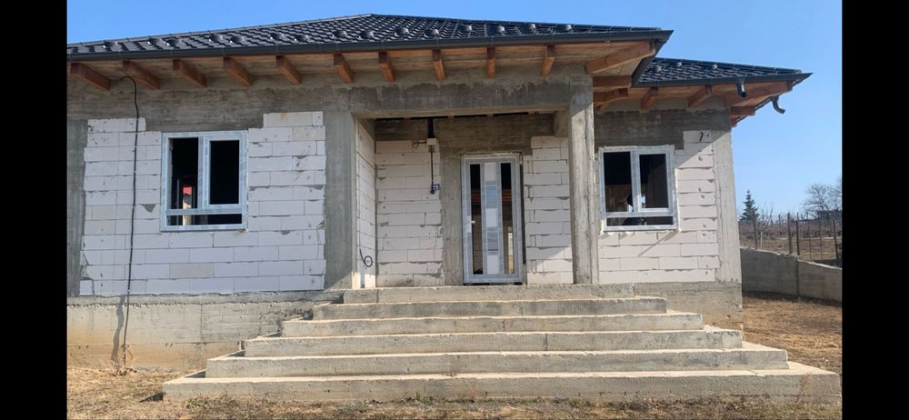 Vând casă noua