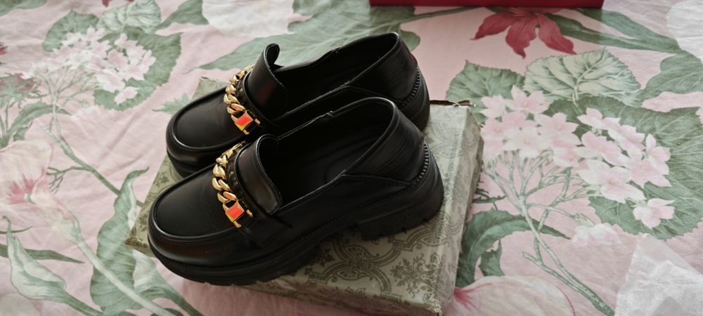 Продам ботинки женские.