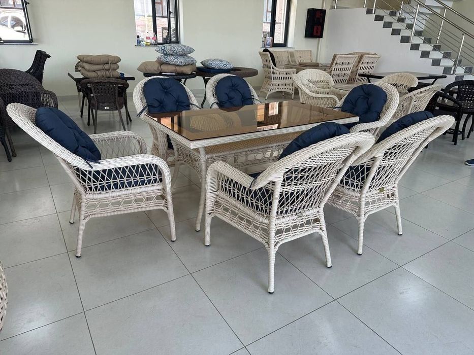 Arzon va ishonchli ratan stol stularmiz bor