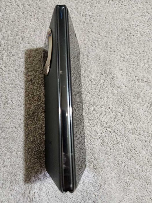 Тилифон в хорошем состоя имеет трещину на переднем экране нии