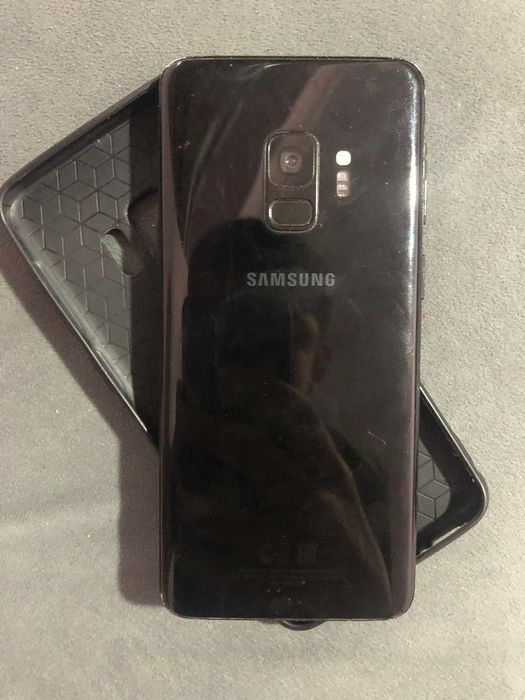 Samsung Galaxy S9
64GG,Ideal
Ekranni cetida kickina qrlgan joyi b