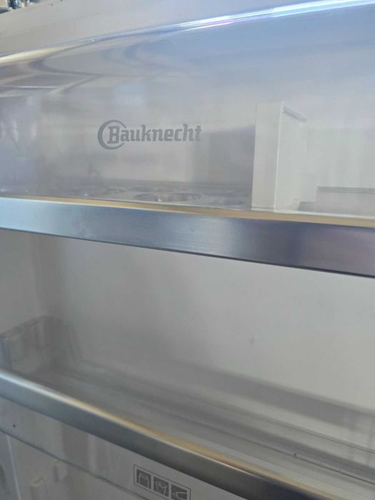 Продавам хладилник с камера за вграждане Bauknecht 140см