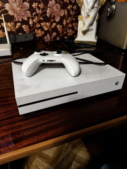 Продам Xbox one в хорошем состоянии