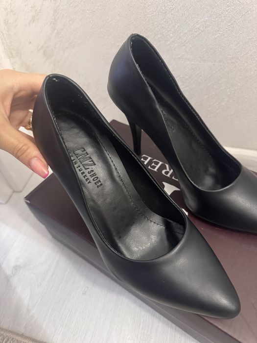 Елегантни обувки с висок ток