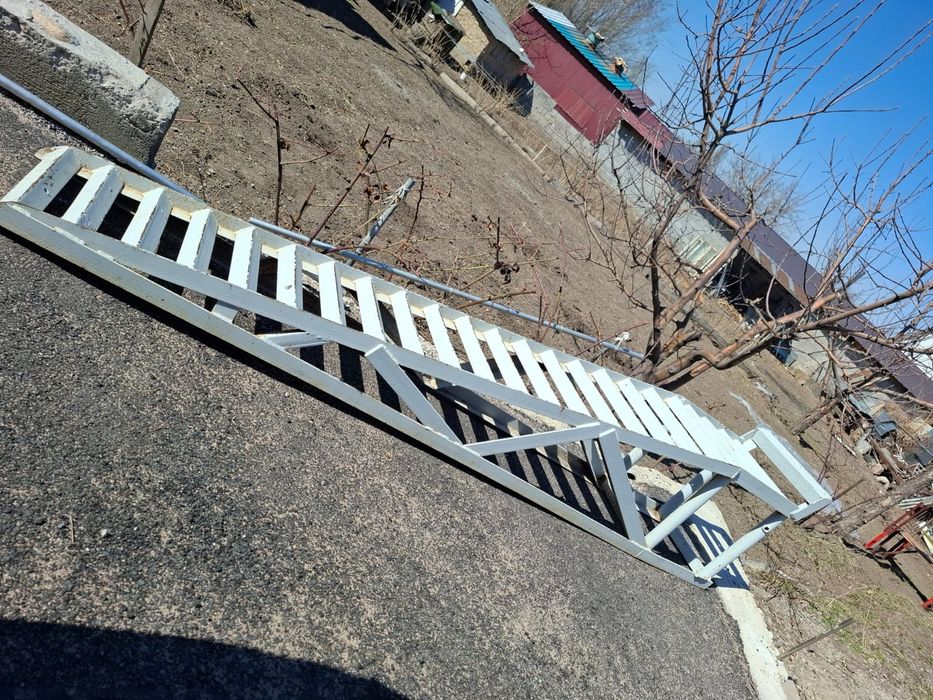 Эстокада и два поддомкратника