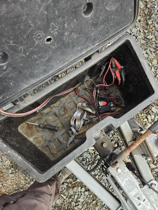 Vand trailer,platforma auto de 4m ,basculabil,troliu,2500kg an 2005