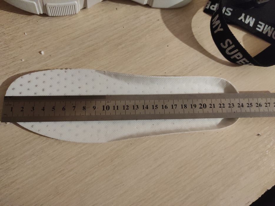 Продам кроссовки .