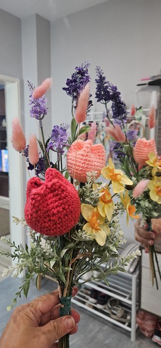 Букет от плетени цветя