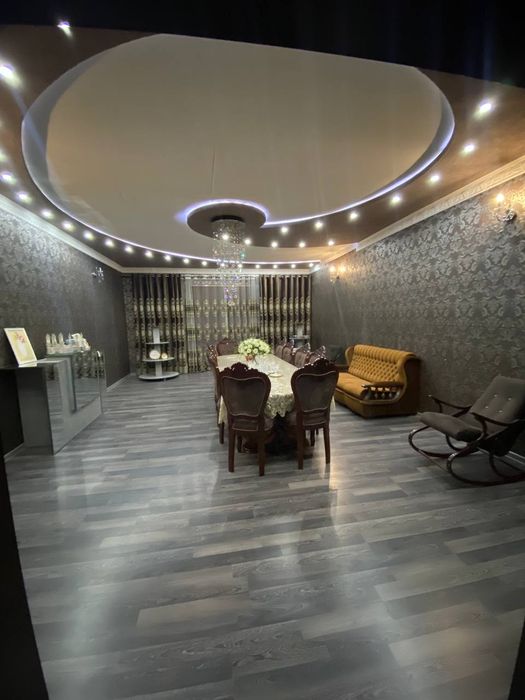 Дом уютный с участком фруктовыми деревьями.