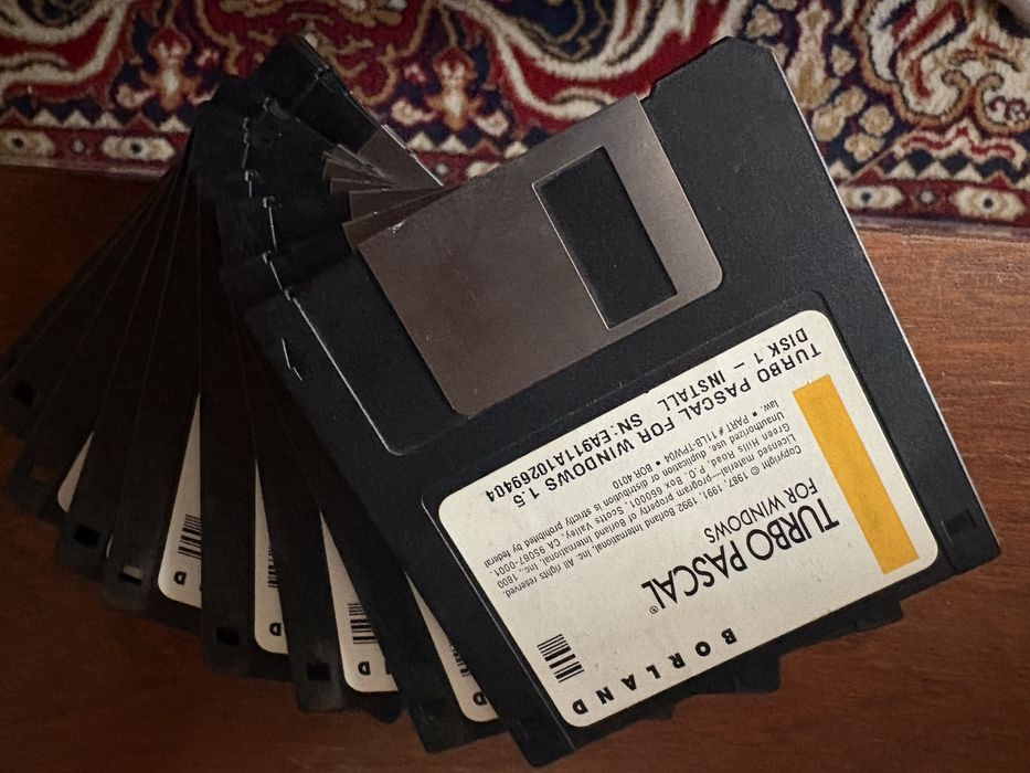 Инсталационни дискети 3.5” Turbo Pascal 9 бр + флопи + още 17 бр дискети и двд четец