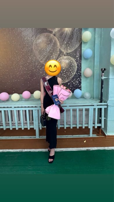 Черное платье с открытой спиной