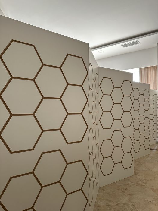 Logo-uri personalizate, panouri decorative și gravuri CNC la comandă