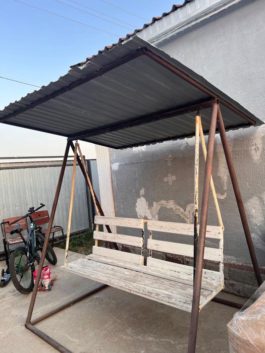 Беседка качеля скамейка с навесом и со спинкой