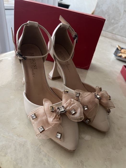 Әдемі туфлилер сатылады