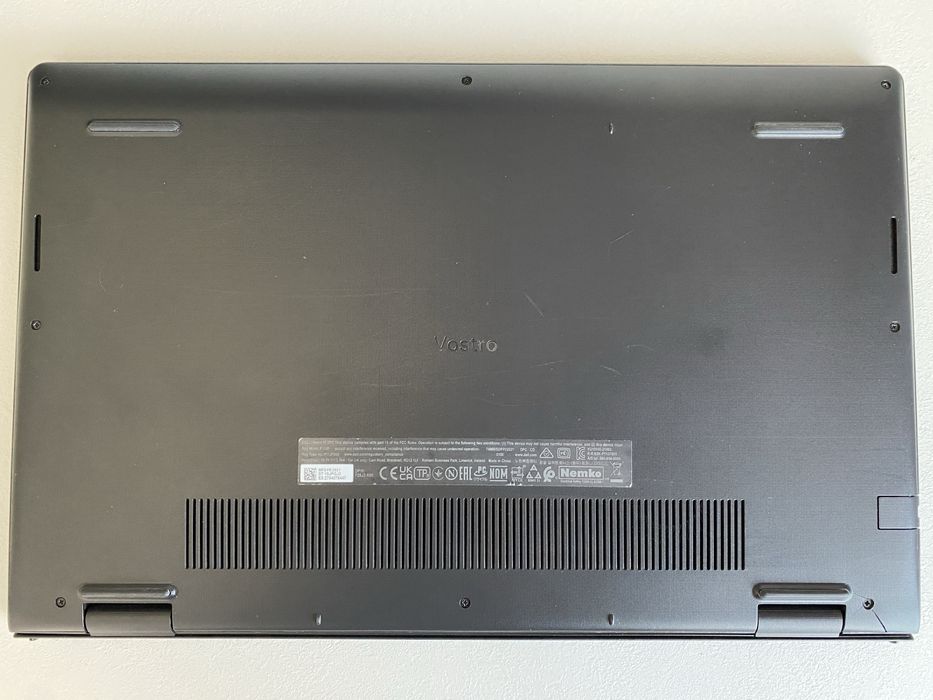 Лаптоп Dell vostro 3515
