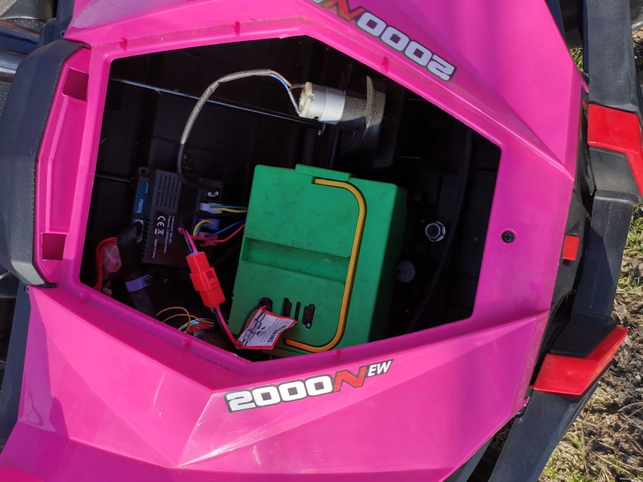 Акумулаторен джип  с два  кумулатора по 12 волта.