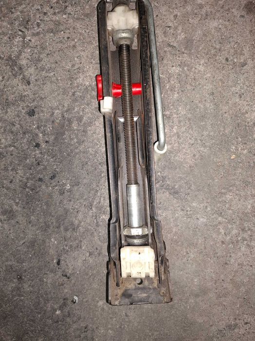 Оригинални крикове за автомобили