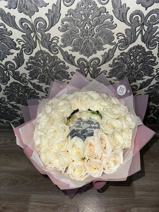 Продаются белые розы в зеркальной упаковке.